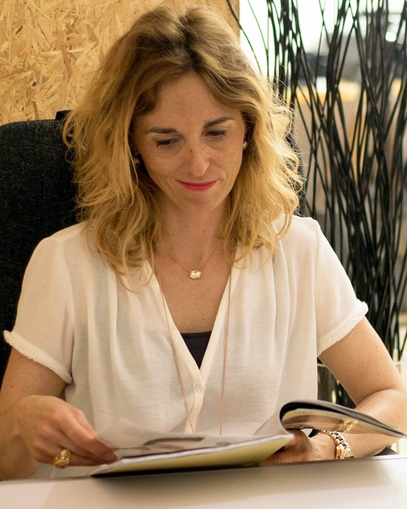 Fondatrice d’une agence de communication indépendante travaillant sur un projet client Fondatrice d’une agence de communication indépendante travaillant sur un projet client</p>
<p>